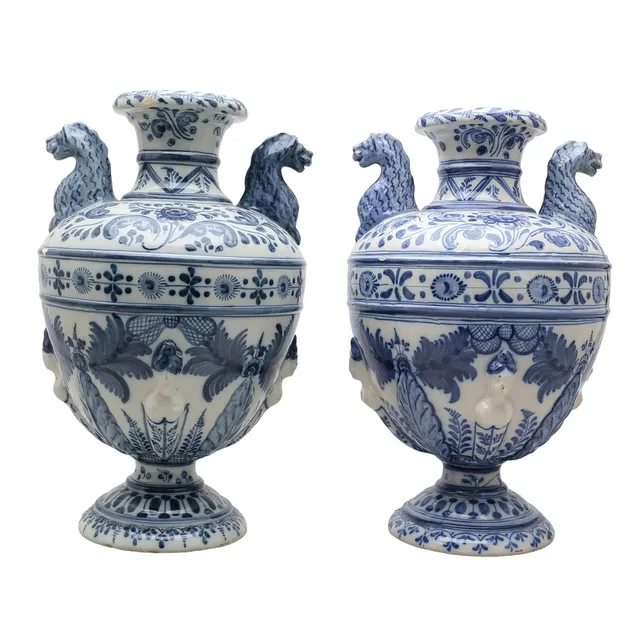 Pair of Talavera earthenware vases by Ruiz de Luna, early decades of the 20th Century.
