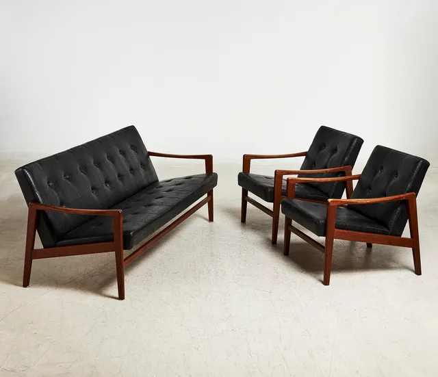 SOFFGRUPP, 3 dlr, 1970/80-tal, stomme i betsad ek, galonklädsel.