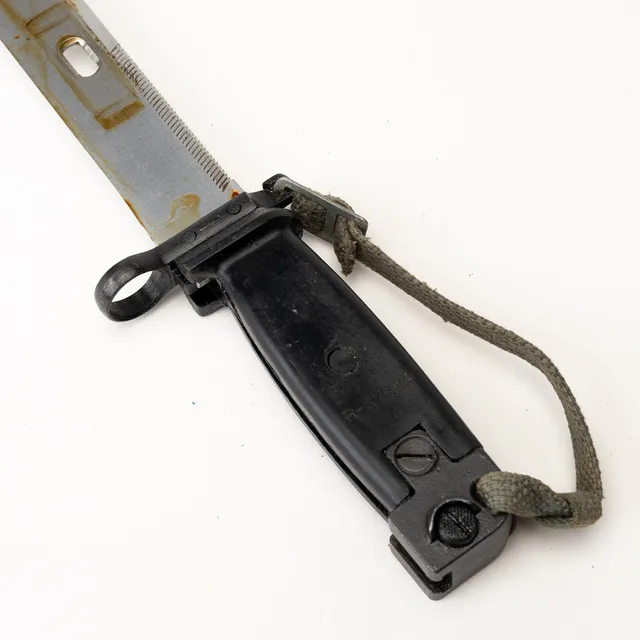KNIVBAJONETT, m/70E (AKM), Jugoslavien, nummerlik, med balja och bälteshängare.
