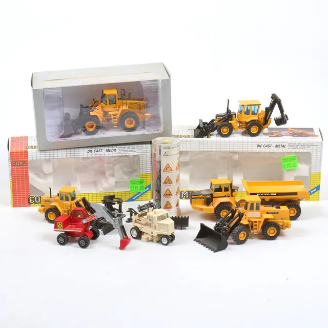 MODELLBILAR samt TILLBEHÖR, plåt, 12 delar, arbetsmaskiner, bl.a. JOAL TOYS.