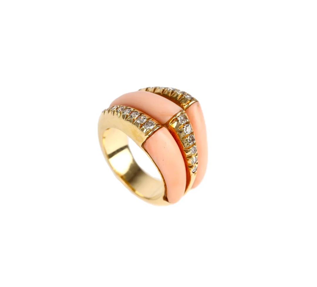 A coral and diamond ring of 18k gold, approx. 0.60 ct. — Jewellery/Rings — Lauritz