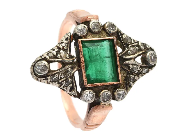 RING, 14K guld, lös skadad smaragd ca 1,00 ct, 8 diamanter ca 0,08 ctv, stl 16,75 mm, vikt 4,0 g.