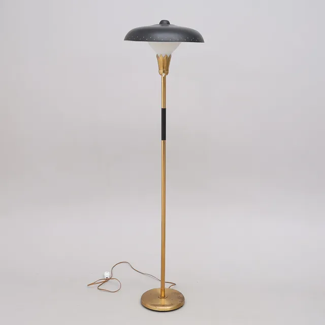 GOLVLAMPA, MÄSSING, OPALGLAS & SVARTLACKERAD METALL, MÖJLIGTVIS DANMARK, 1950-TAL.