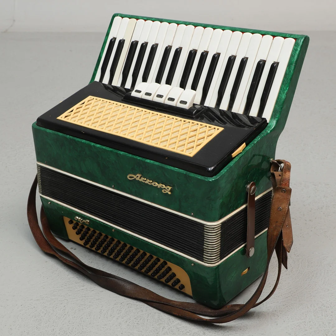 PIANODRAGSPEL, Akkord, Sovjetunionen, 1900-talets senare hälft. — Musical instruments — Ekenbergs Auktioner