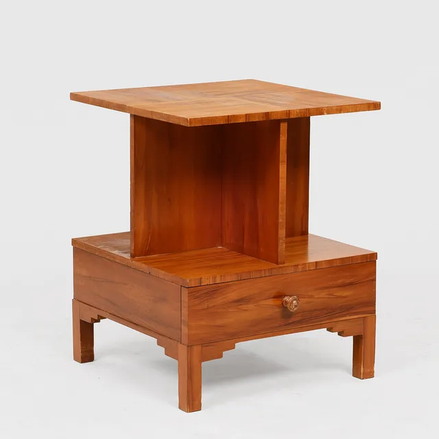 Sidebord fineret med nøddetræ med underliggende hylde og skuffe, 1900-tallets første halvdel.