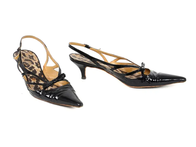 SKOR, DOLCE & GABBANA, sling-back, svart skinnlack, stl 40, klack 6cm, kartong, visst slitage.