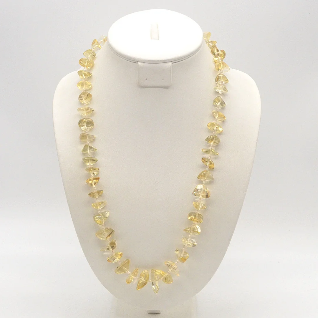 EDELSTEINCOLLIER AUS CITRIN, POLIERTE OBERFLÄCHE, EINZELN GEKNÜPFT, 14 KT GOLD VERSCHLUSS, SPÄTE 20. JH., CA. 66 CM. — Necklace — Kunst- und Auktionshaus Kleinhenz