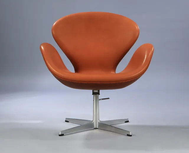 Arne Jacobsen. Lounge chair 'The Swan' with manual height adjustment, upholstered in cognac-coloured aniline leather.