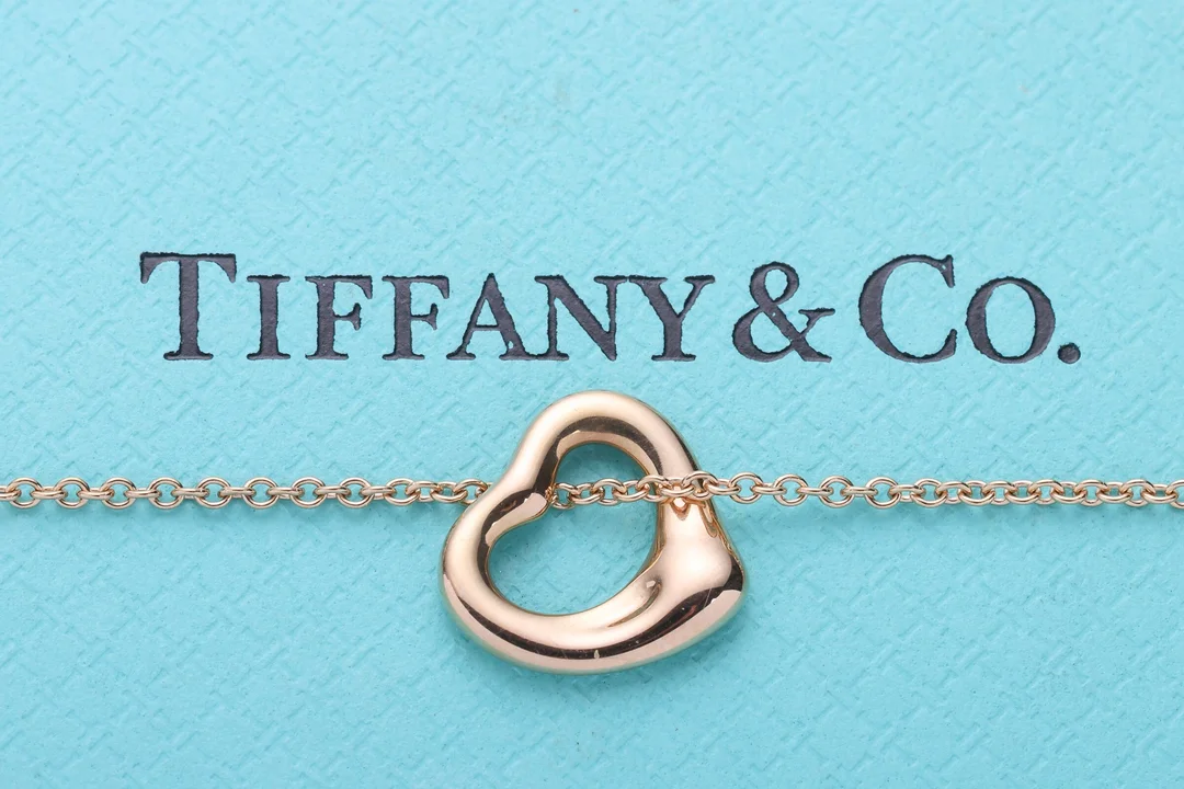 Elsa Peretti for Tiffany & Co. Open Heart pendant with necklace in 18kt rose gold — Jewellery/Necklaces, pendants — Lauritz