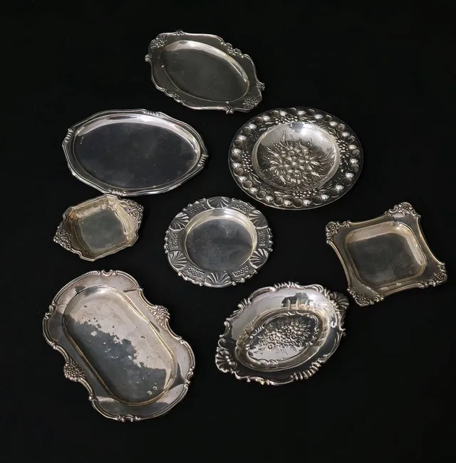 COLECCIÓN DE 8 MINI BANDEJAS EN PLATA PUNZONADA CON DECORACIÓN EN RELIEVE FLORAL.