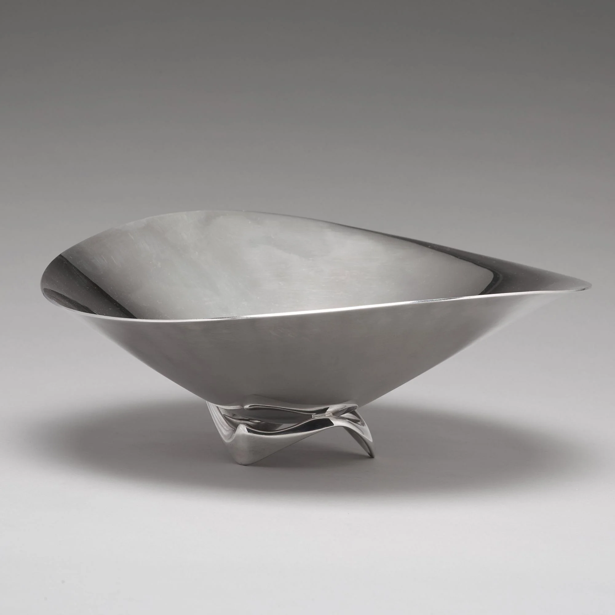 Henning Koppel, praktskål, firma Georg Jensen, Köpenhamn 1948-77, sterling. Design nr 980 A. — Bukowskis