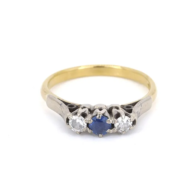 18CT SAPPHIRE & DIAMOND RING.