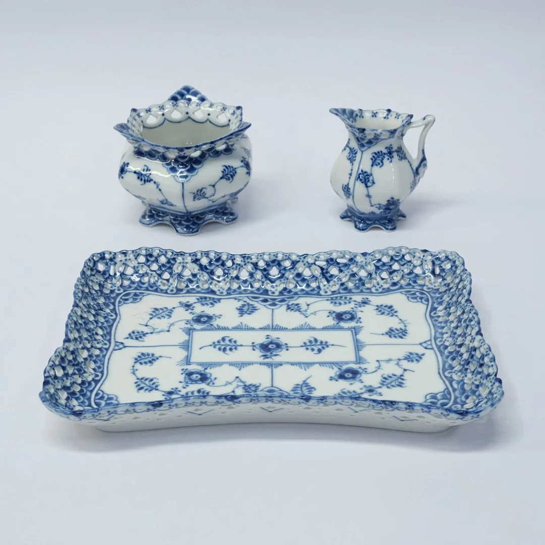 ROYAL COPENHAGEN, "MUSSELMALET", HELBLOND, 3 DELAR. — Tableware — Björnssons Auktionskammare