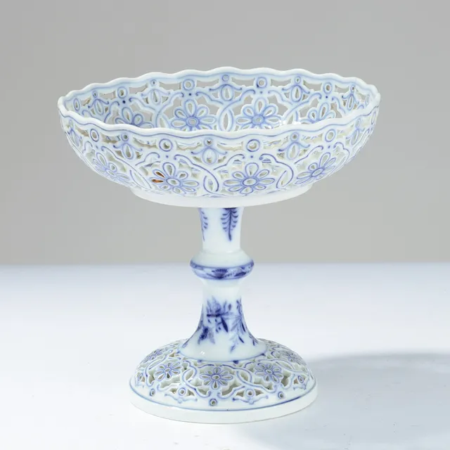 Meissen opsats af porcelæn. ' løgmønster' blå dekoration. Tyskland 20 årh.
