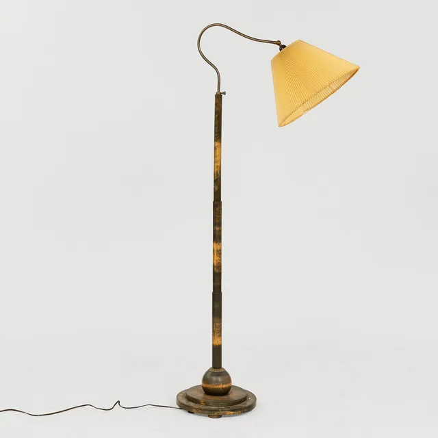 Standerlampe af bejdset træ og messing, skærm af plisseret plastik, Art Deco, ca. 1930'erne.