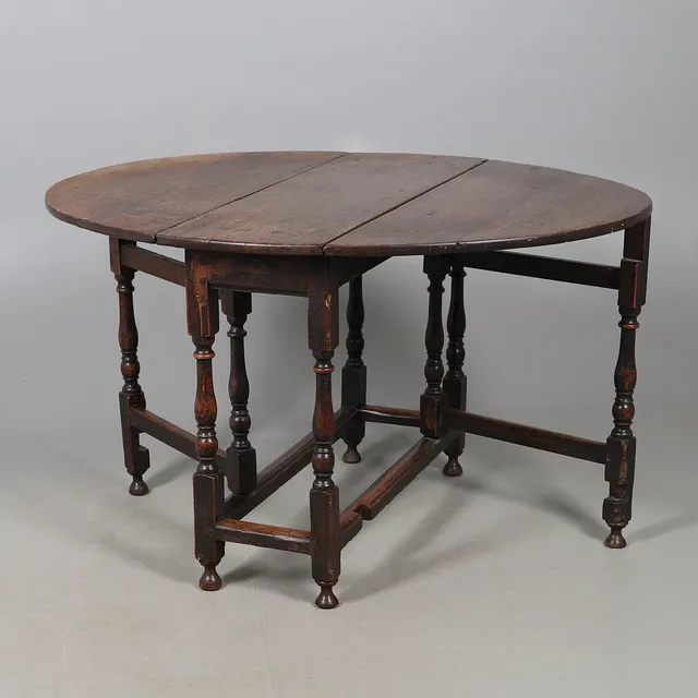A 17TH CENTURY OAK GATELEG TABLE.