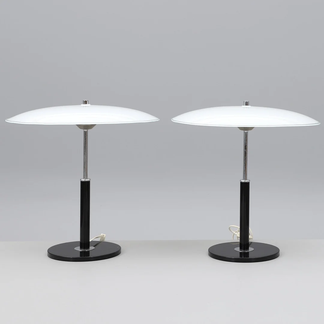 KARIN MOBRING. BORDSLAMPOR, ett par, för IKEAs Stockholmsserie. — Table Lamps — Crafoord Auktioner Malmö