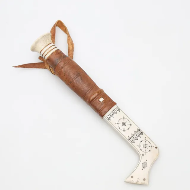 ANDERS FANKKI. SAMEKNIV, horn samt läder, signerad A.F.
