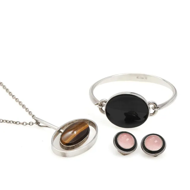 Pendant, bangle and pair of ear clips set with cabochon tiger's eye, onyx and rose quartz, mounted in sterling silver. Silver chain included. Pendant L. 4.5 cm. Ear clips diam. 1.6 cm. (4)