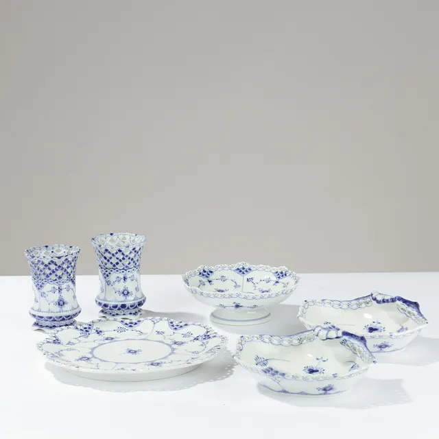 ARNOLD KROG (1856-1931). Stel af glaseret porcelæn, "Musselmalet Helblonde", Royal Copenhagen, Danmark, (6).