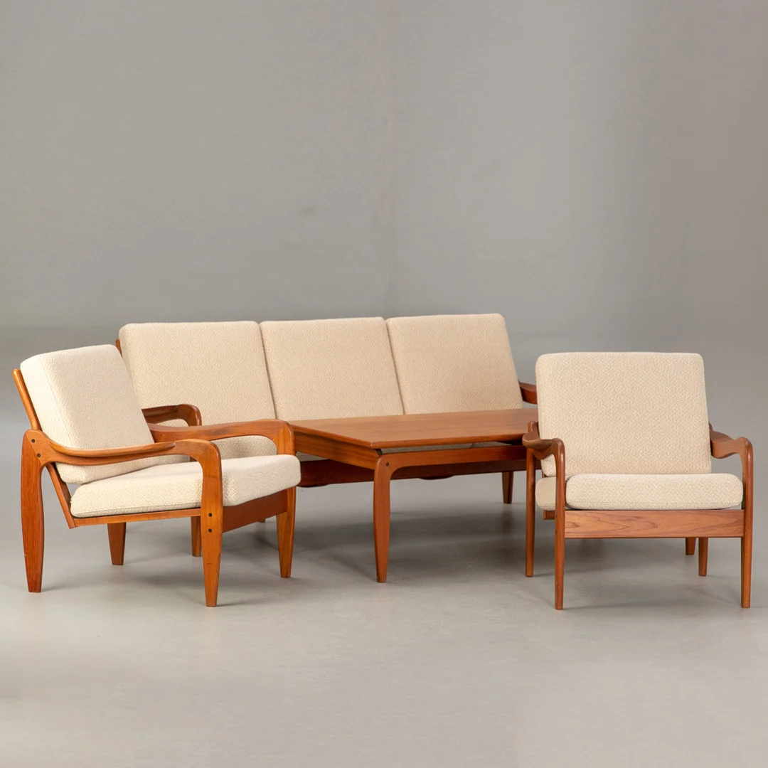 VESTERVIG ERIKSEN. Brdr. Tromborg`s EFTF. Teak 3-Sitzer Sofa, 2 Sessel und 1 Couchtisch. — Sofas & Seatings — Stockholms Auktionsverk Hamburg