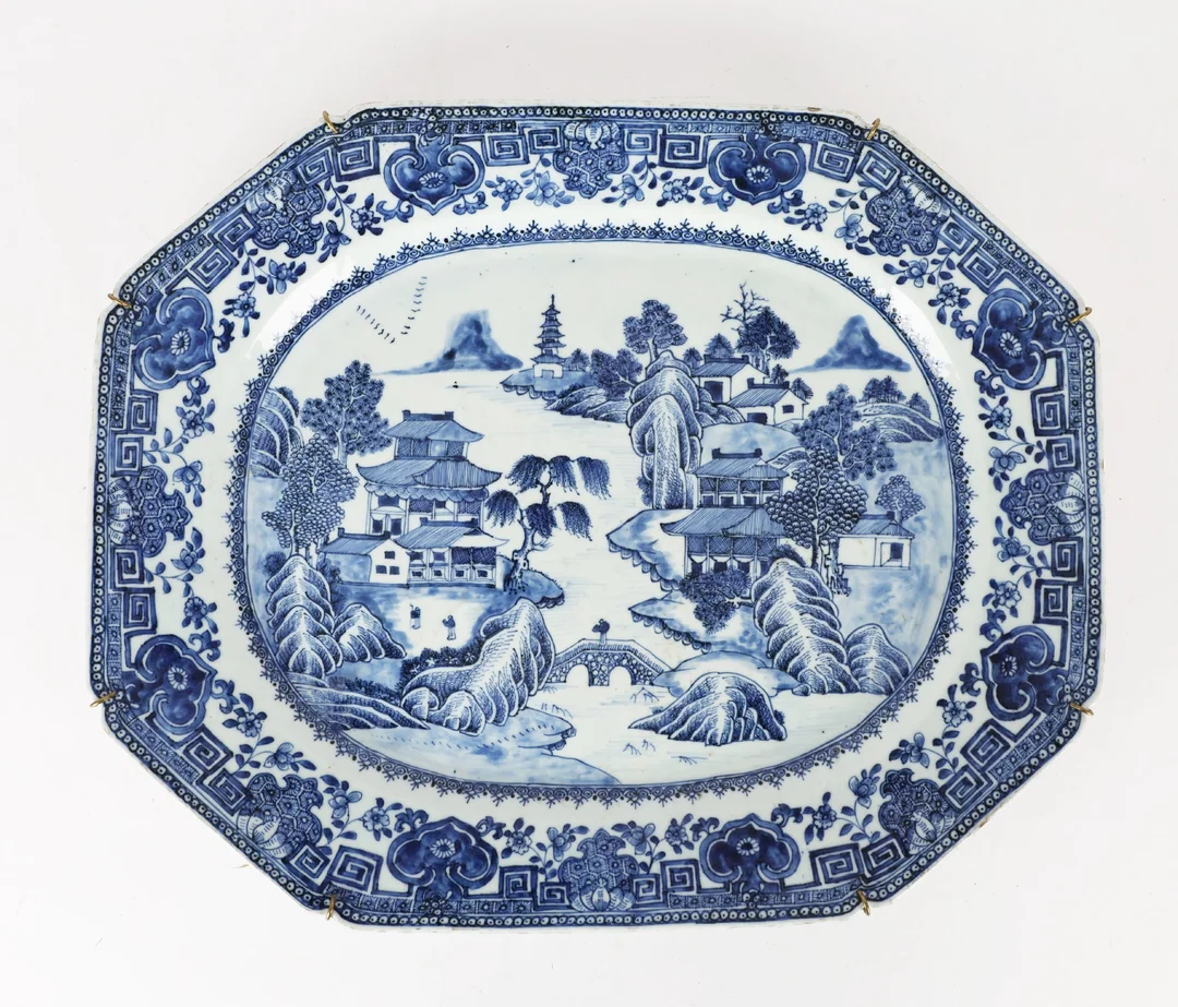 Chinese dish of blue decorated porcelain, China 18th century — Hobby and collectibles/Asian art — Lauritz