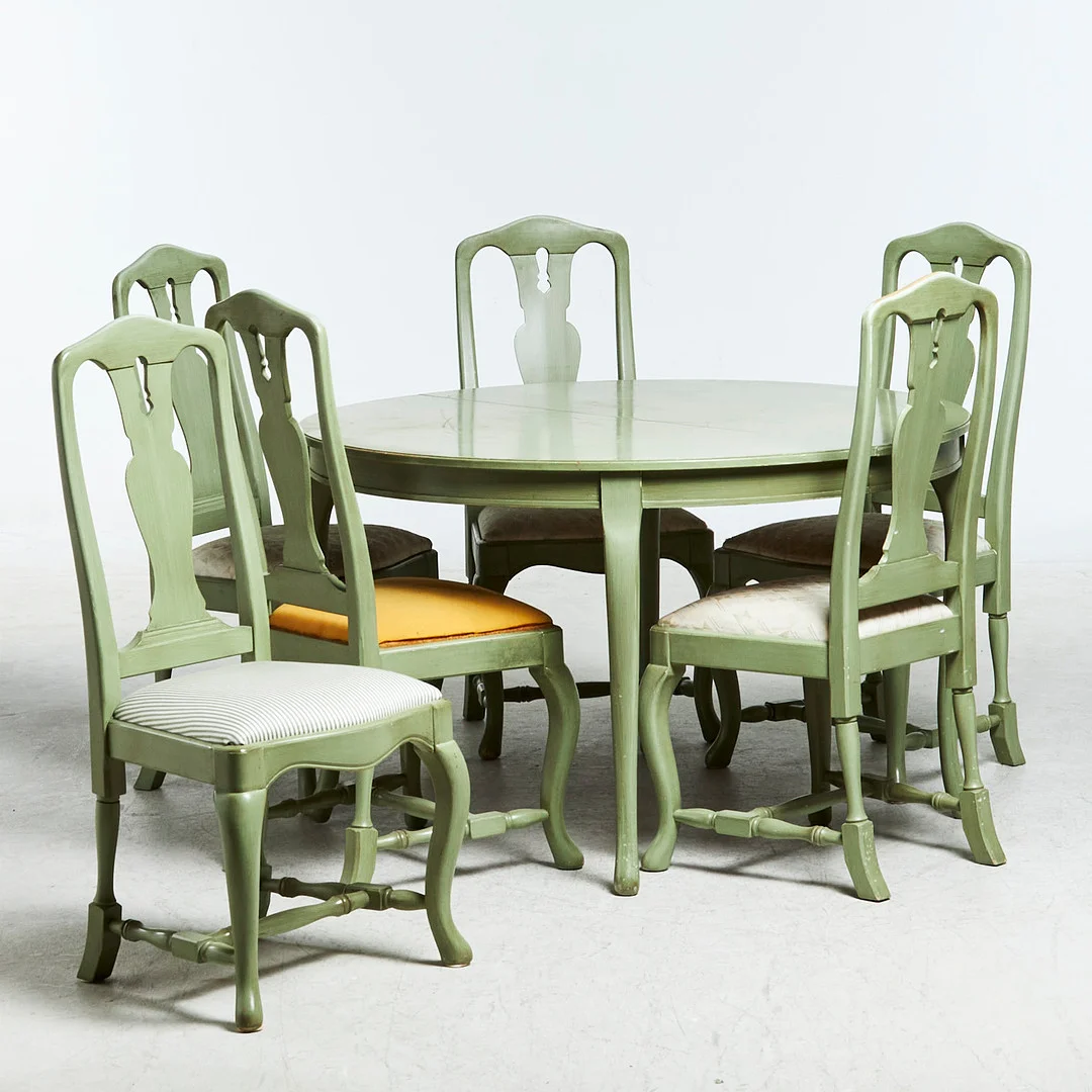 MATGRUPP 7 dlr, 6 stolar samt bord, rokokostil, stomme i grönmålat trä, textilklädda sitsar. — Dining room furniture — Stockholms Auktionsverk Sickla