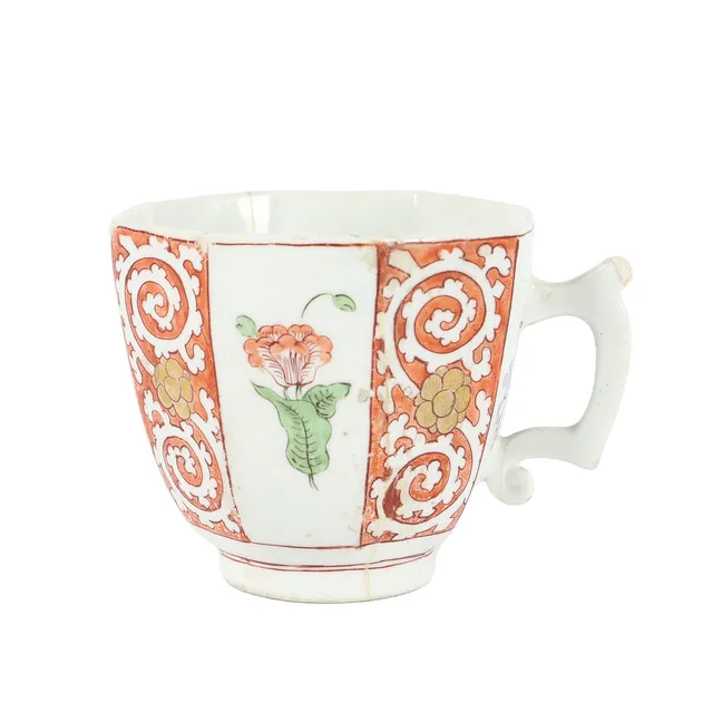 A RARE 18TH CENTURY CHELSEA OCTAGONAL COFFEE CUP, CIRCA 1752.