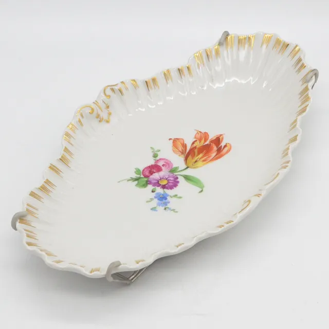 KPM BERLIN, ZIERTELLER AUS PORZELLAN, BLUMENDEKOR UND GOLDMALEREI (HANDBEMALT), MIT TELLERAUFHÄNGUNG, UM 1900.