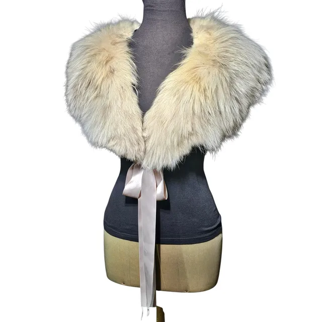 Cuello de renard color perla y marrón con cinta para atar.