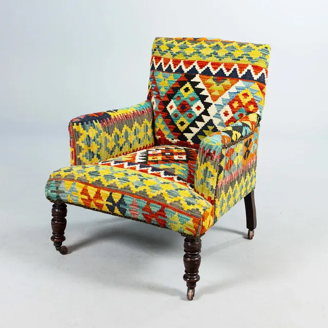 VICTORIAN MAHOGANY ARMCHAIR.