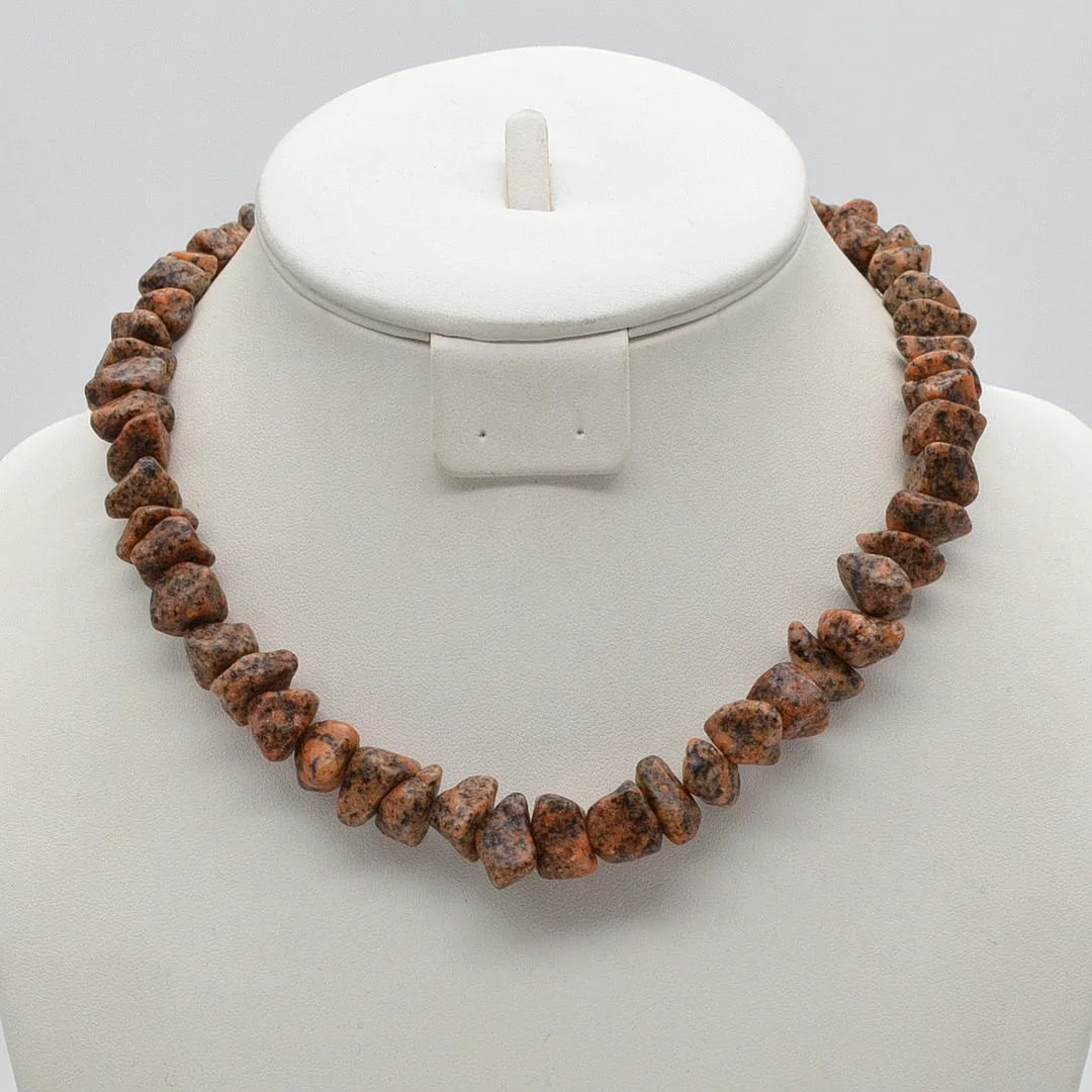EDELSTEINCOLLIER AUS JASPIS, METALLVERSCHLUSS, VINTAGE, CA. 44 CM. — Necklace — Kunst- und Auktionshaus Kleinhenz