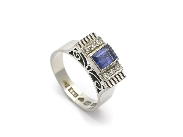 RING, 18K vitguld, safir, 6 åttkantslipade diamanter ca 0,06 ctv, ca W/VS, stl 16 mm, vikt 4,7 g, Tenn och silver ab, 1955.