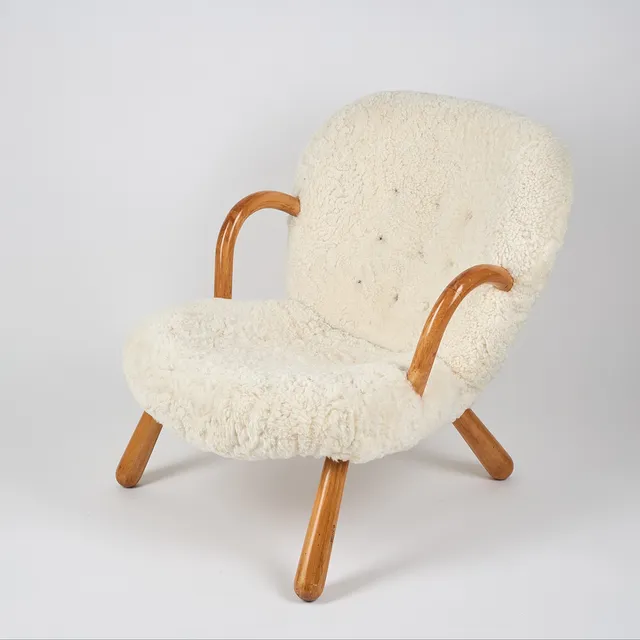 ARNOLD MADSEN. TILLSKRIVEN. Fåtölj. "Muslingestolen/Clam Chair". Formgiven 1953. Modellen tidigare tillskriven Philip Arctander.