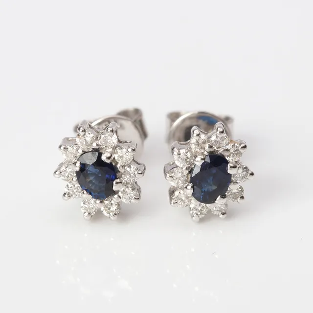 ÖRHÄNGEN, ETT PAR. 18k vitguld med mörkblå fasetterade safirer och briljantslipade diamanter, totalvikt ca 2,4 gram.