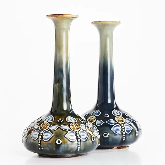 FLASKVASER, ett par, glaserat stengods, Royal Doulton, England, ca 1890. Jugend. Dekor av stiliserade rosor och bladformationer.