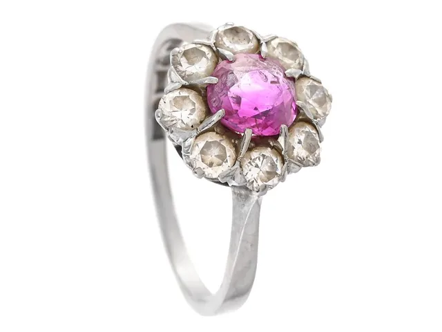 CARMOSÉRING, 18K vitguld, rubin ca 0,75 ct, möjligen obehandlad, 8 briljantslipade diamanter ca 0,64 ctv, ca W(H)/VS, John Pettersson, Stockholm 1930, stl 16,25 mm, vikt 2,6 g, rubin med nagg vid rondisten samt mindre slitage vid fasettkanterna.