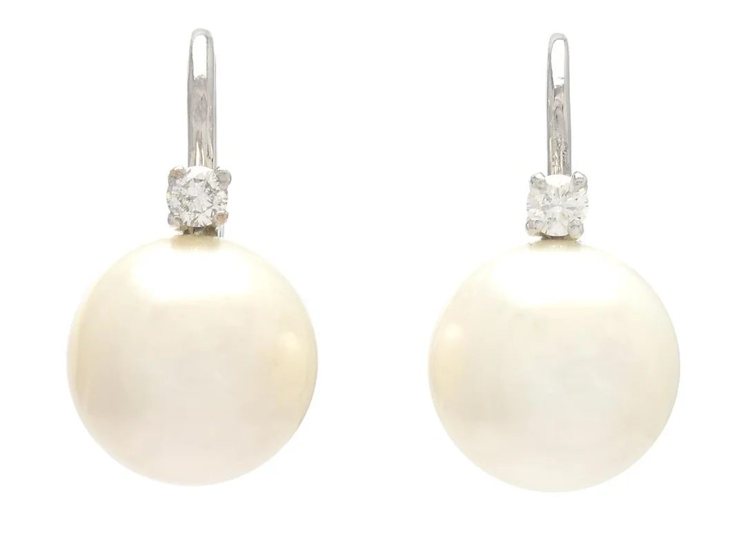 PÄRLÖRHÄNGEN, 18K vitguld, South Seapärlor, ca 11, 2 - 11,4 mm, briljantslipade diamanter ca 0,16 ctv, ca W/SI, krokar med stopp, höjd 21 mm, vikt 8,2 g. — Smycken/Pärlörhängen — Kaplans