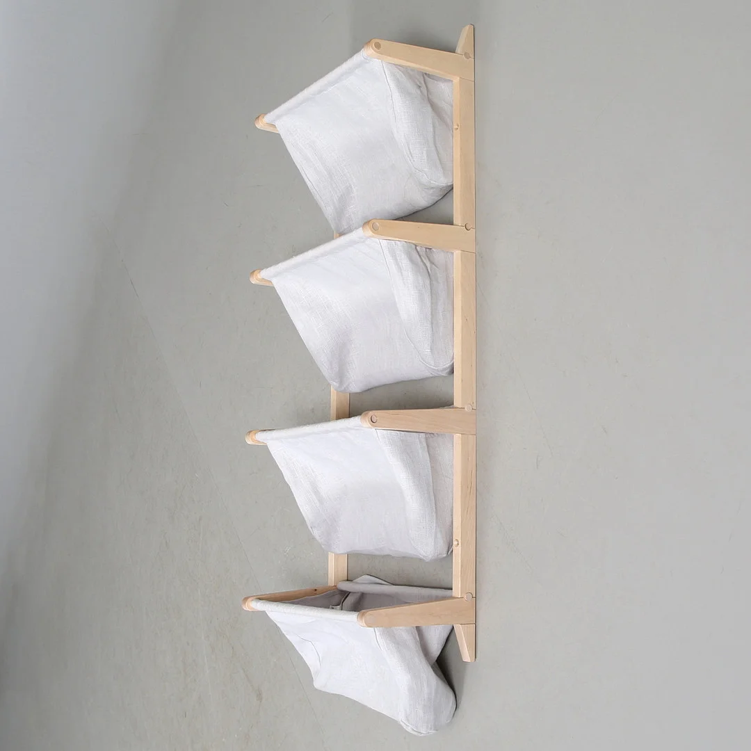 ERIK RICHTER. Påshylla med 4 påsar, björk, linneväv, Norrgavel. — Cupboards, Cabinets & Shelves — Stadsauktion Sundsvall