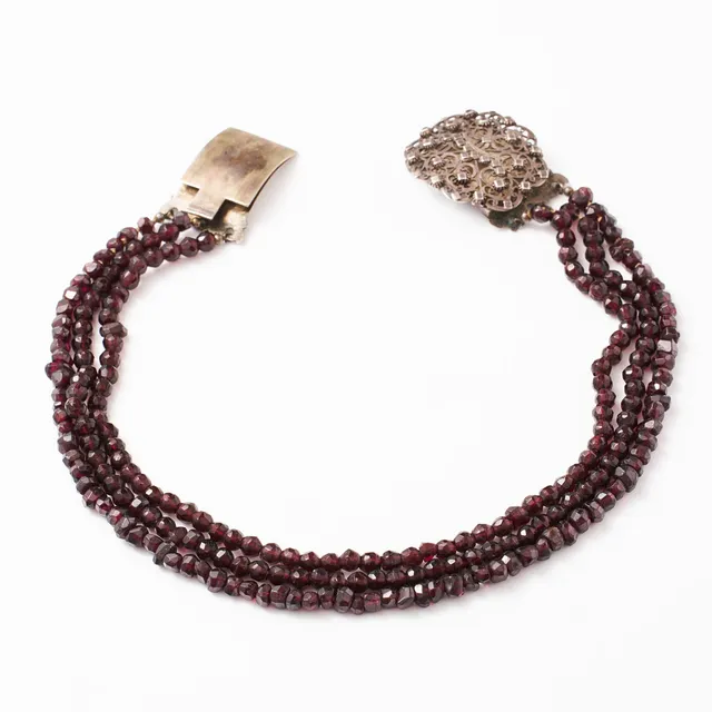 COLLIER, 3-radigt, fasettslipade äldre granater, omkring 1900, lås, vitmetall.