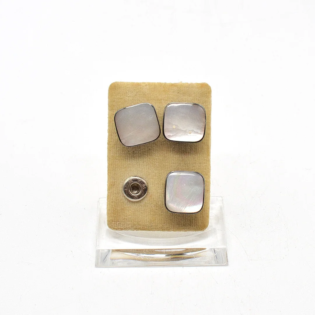MANSCHETTENKNÖPFE AUS 835 SILBER MIT PERLMUTT, DRUCKNÖPFE ECKIG, VINTAGE. — Cufflinks & Tie Pins — Kunst- und Auktionshaus Kleinhenz