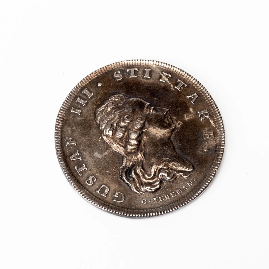 MEDALJ, silver, Gustav III:s profil, "Snille och Smak", Svenska Akademien, instiktad D. 20 Mars, 1786. — Orders & Medals — Auktionshuset Kolonn