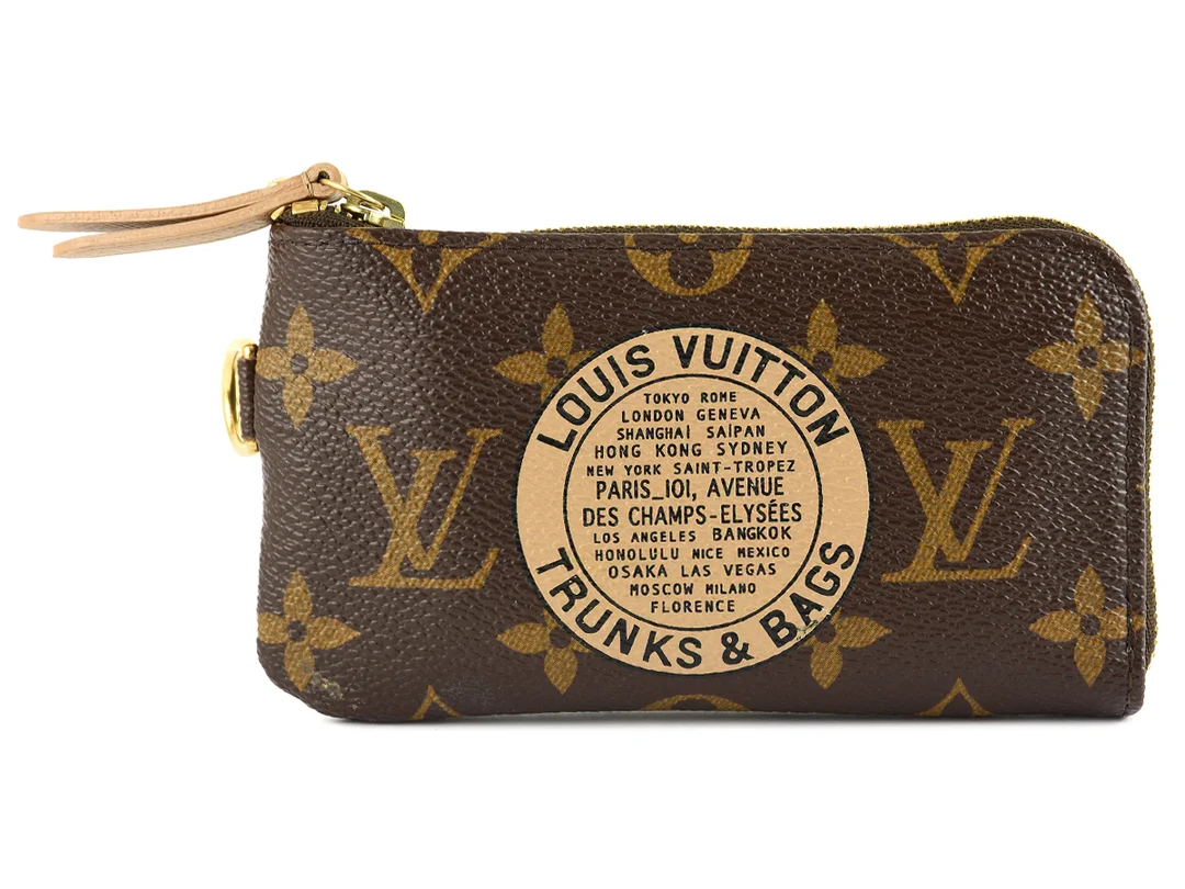 NYCKELHÅLLARE, LOUIS VUITTON, Limited edition, Trunk & Bags Cles, monogram canvas, 13x7x1 cm. — Accessoarer/Nyckelringar — Kaplans