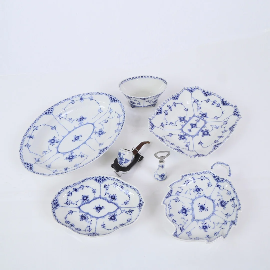 ROYAL COPENHAGEN. Musselmalet halvblonde og helblonde service af porcelæn (7). — European — Bidstrup Auktioner