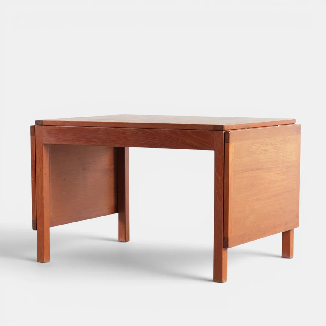 BØRGE MOGENSEN. Rektangulært sofabord af teak, hver side med klapper. Udført og mærket hos Fredericia Stolefabrik, model '5360'. — Coffee Tables — Woxholt Auktioner