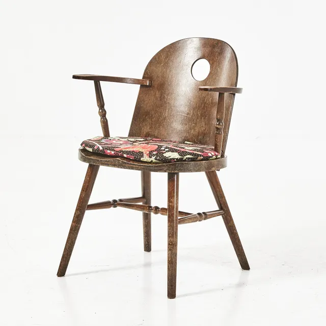 UNO ÅHRÉN. karmstol, Gemla möbler, 1930/40-tal, med senare sittdyna i Firma Svenskt Tenn tyg.