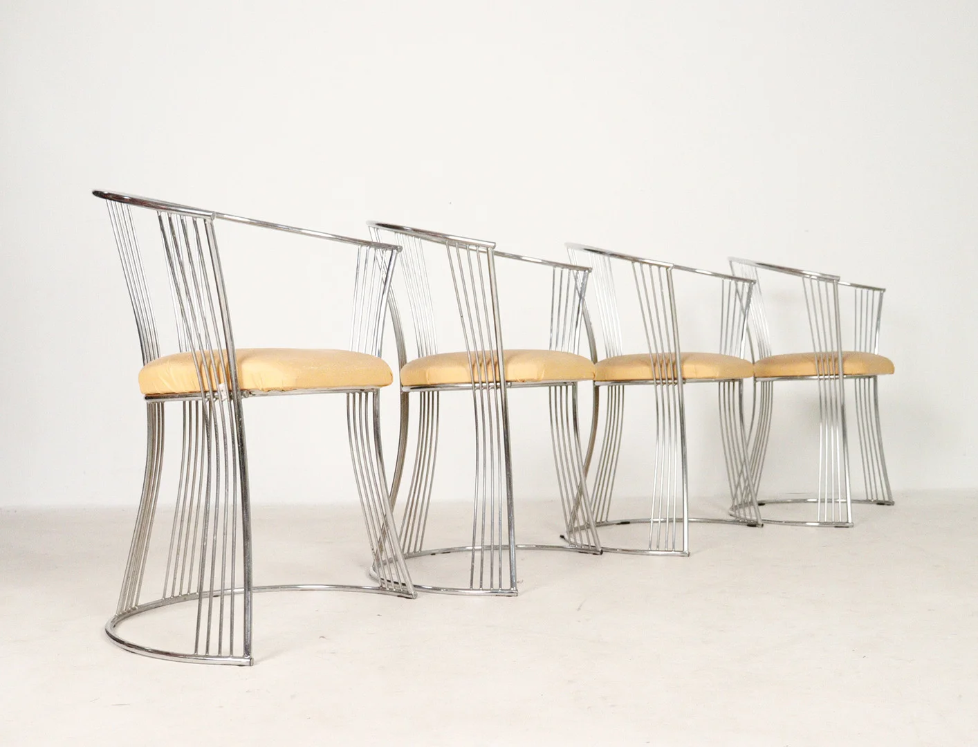 4 italienische Stühle der 1980er Jahre. — Armchairs & Chairs — Stockholms Auktionsverk Düsseldorf/Neuss