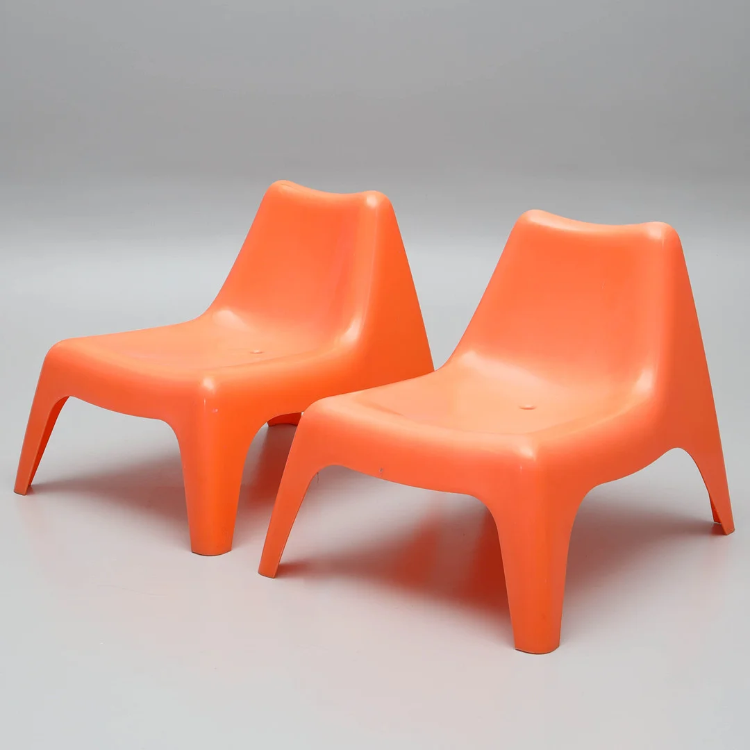 THOMAS SANDELL. Fåtöljer/stolar, ett par, formpressad plast, ”Vågö”, PS kollektion, Ikea. — Garden — Auktionsmagasinet Vänersborg