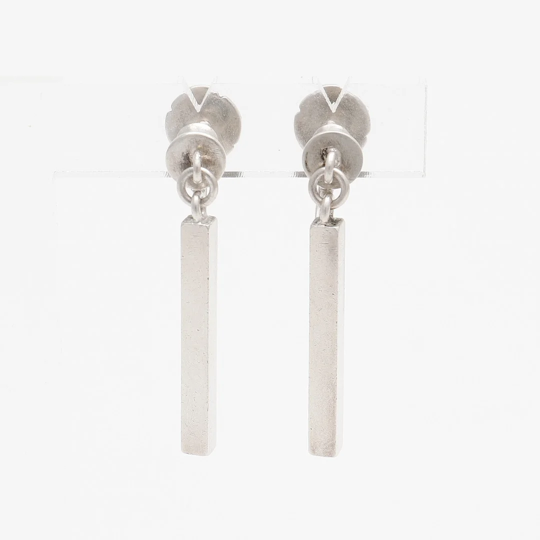 WIWEN NILSSON. ÖRHÄNGEN, ETT PAR, SILVER. — Earrings — Crafoord Auktioner Lund