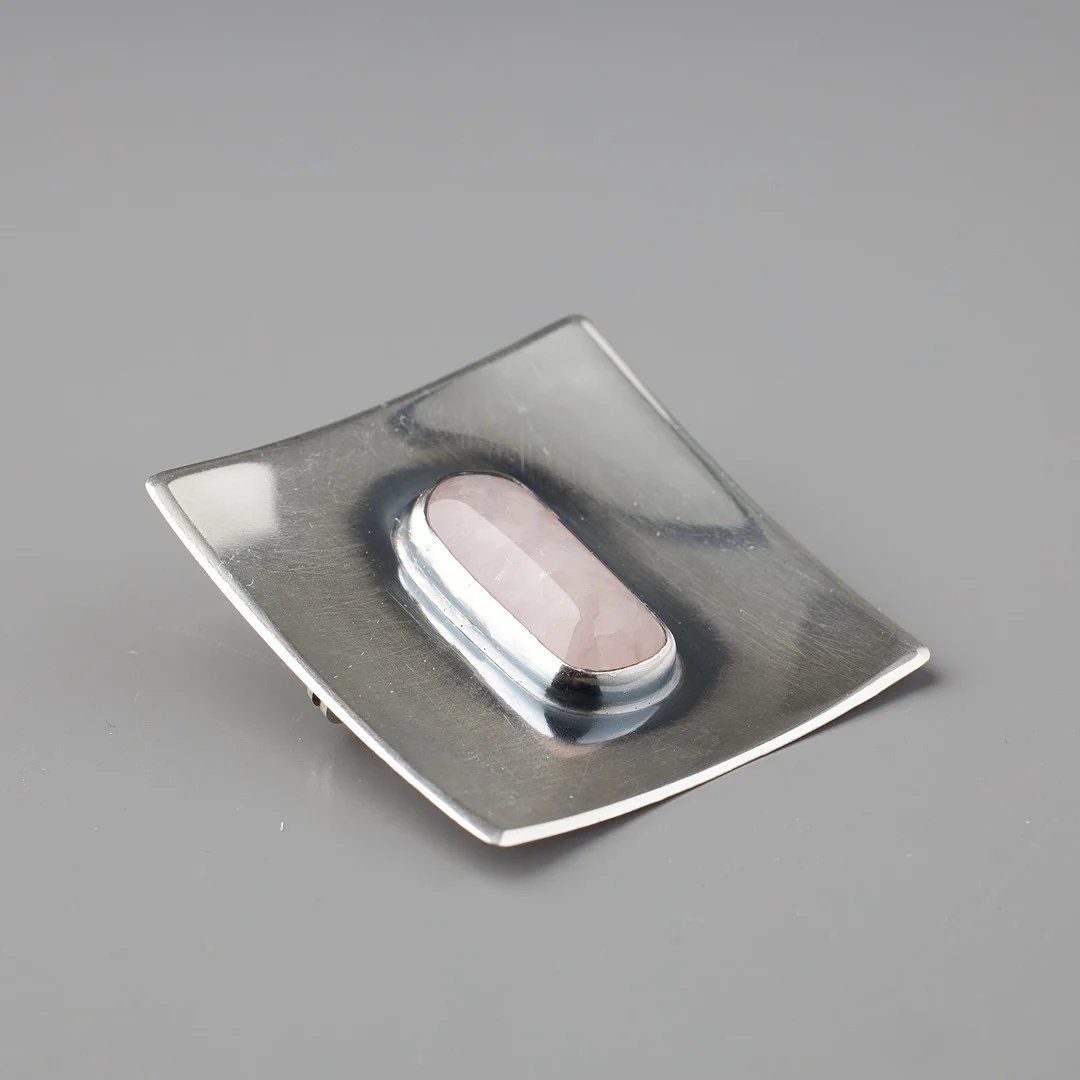 HELGE NARSAKKA, HÄNGE / BROSCH, rosenkvarts, silver, Kaunis Koru 1964. — Brooches & Pendants — Stockholms Auktionsverk Helsinki